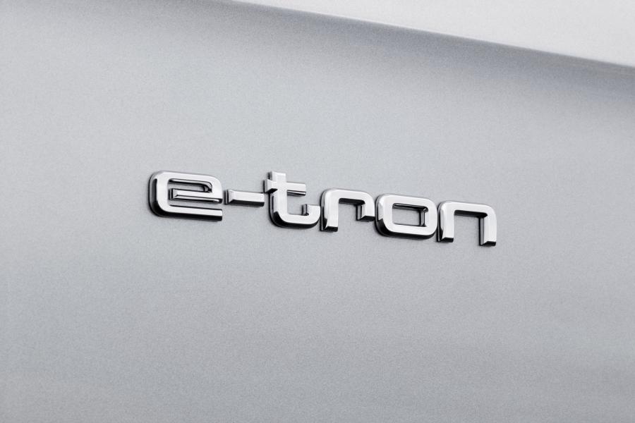 Логотип Audi Q7 e-tron TFSI Quattro (4M) 2015 года  (WW) (фото 22 из 22)